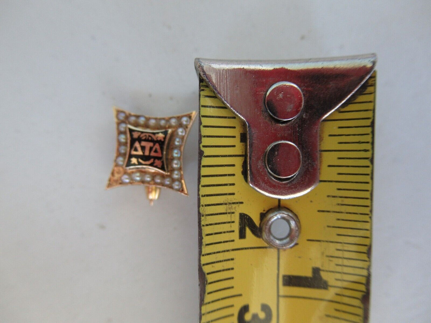 美国兄弟会 PIN DELTA TAU DELTA。黄金制造。 1831年