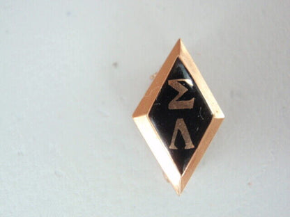 USA FRATERNITY PIN SIGMA LAMBDA. MADE IN GOLD. MARKED. 1908. NAMED. 39