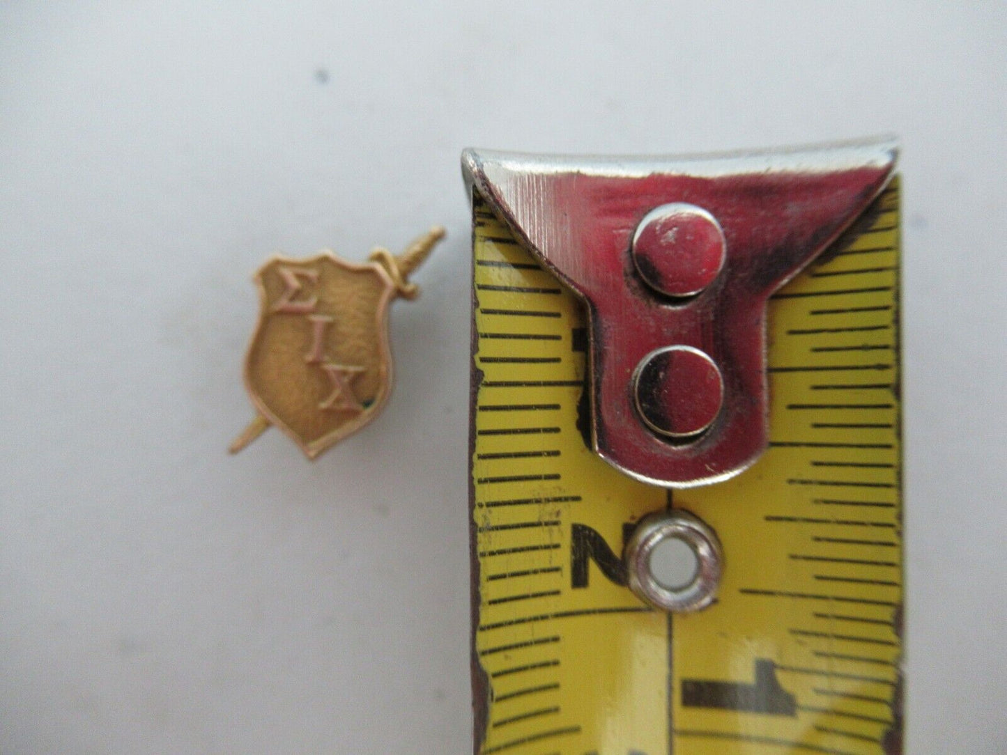 USA FRATERNITY PIN SIGMA IONA CHI. MADE IN GOLD. 1422