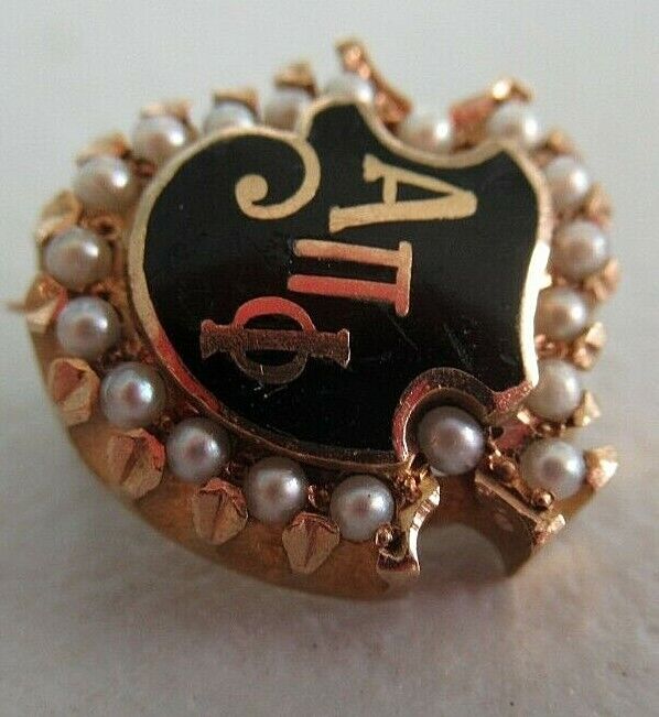 USA FRATERNITY PIN ALPHA PI PHI. MADE IN GOLD. NAMED. DATED 1918. 1095