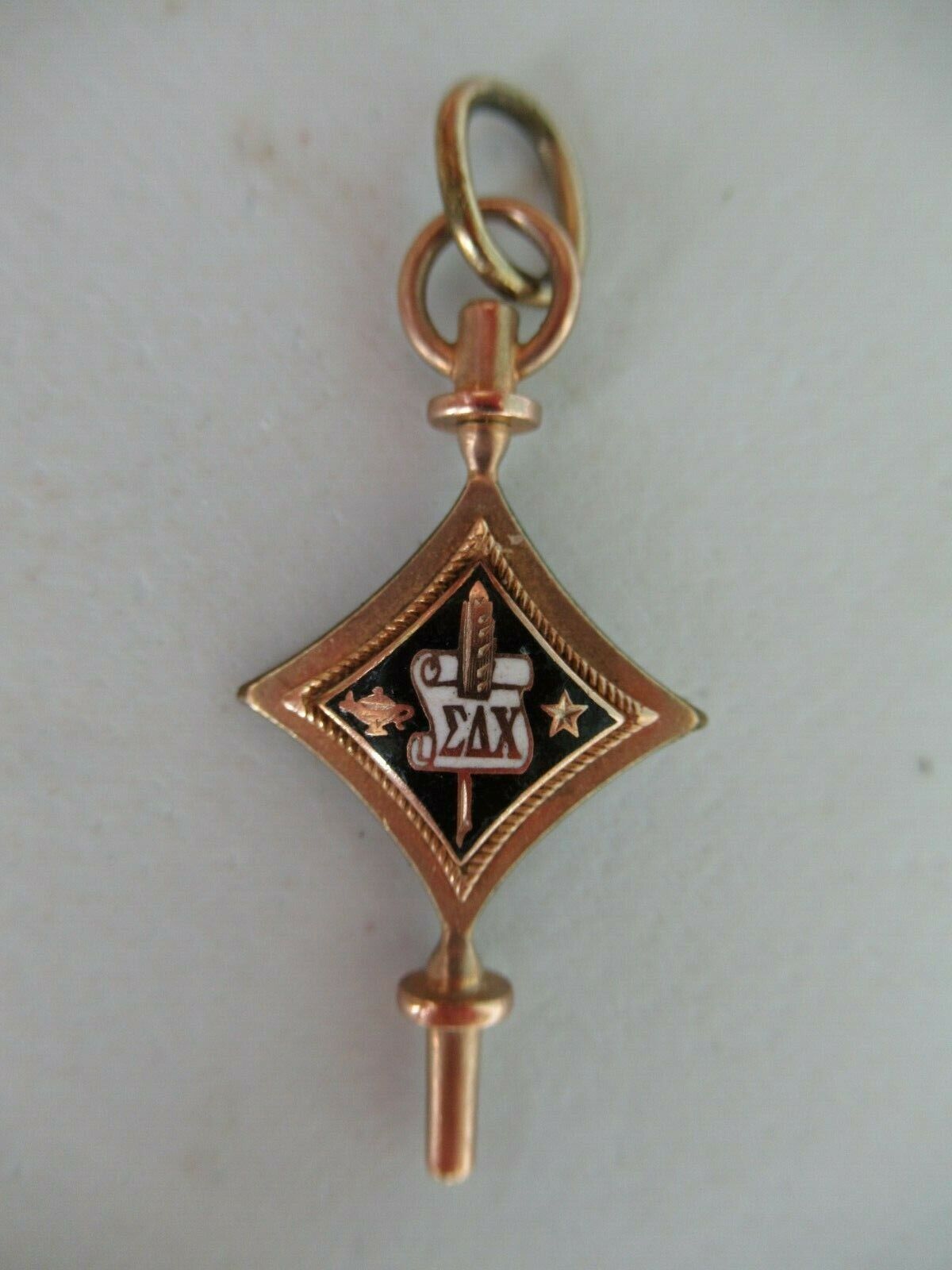 USA FRATERNITY PIN KEY SIGMA DELTA CHI. MADE IN GOLD. NAMED. NUMBERED/