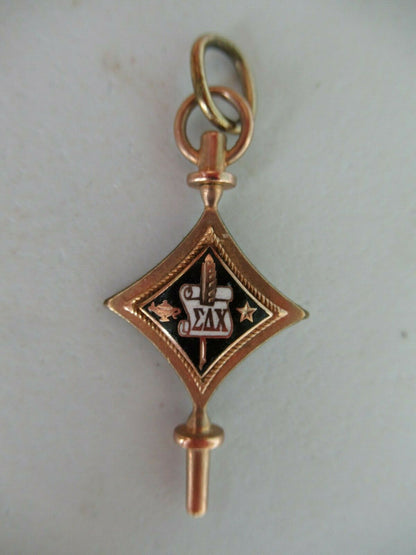 USA FRATERNITY PIN KEY SIGMA DELTA CHI. MADE IN GOLD. NAMED. NUMBERED/