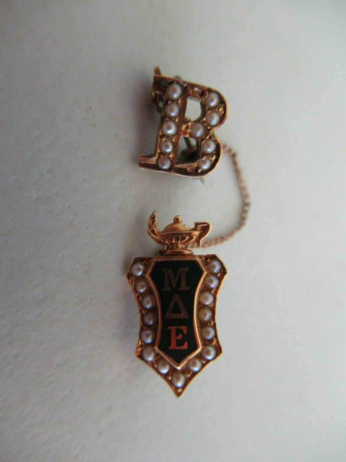 USA FRATERNITY PIN MU DELTA EPSILON. MADE IN GOLD 14K. MARKED. 828