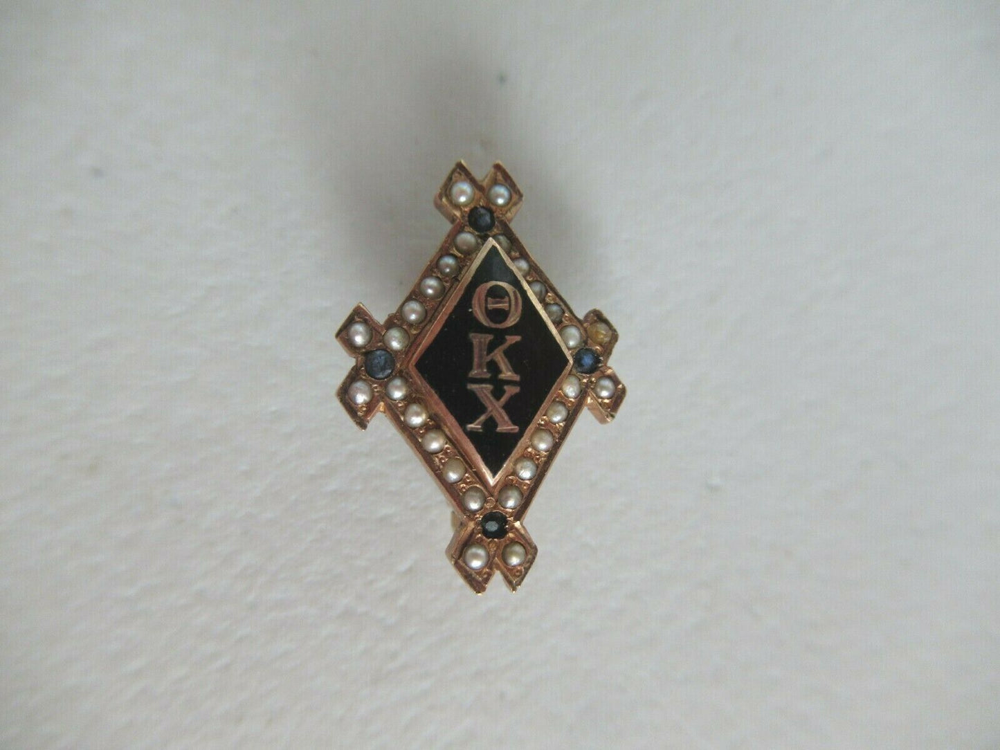 USA FRATERNITY PIN THETA KAPPA CHI. MADE IN GOLD 10K. RUBIES. 985