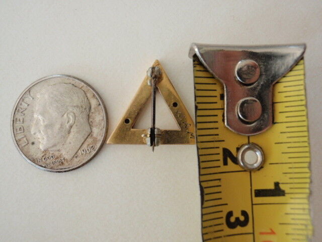 USA FRATERNITY PIN . INCOMPLETE DELTA PIN. MADE IN GOLD. NAMED. 156
