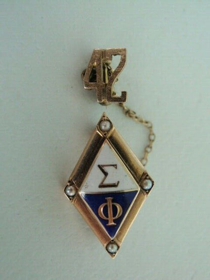 USA FRATERNITY PIN SIGMA PHI PIN. MADE IN GOLD. NAMED. DATED 1942. MAR