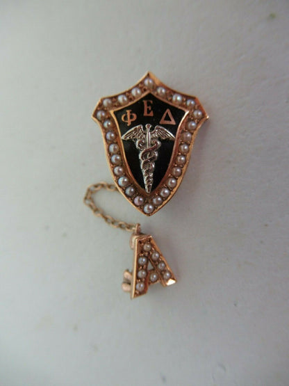 USA FRATERNITY PIN PHI EPSILON DELTA . MADE IN GOLD 14K. NAMED. 921