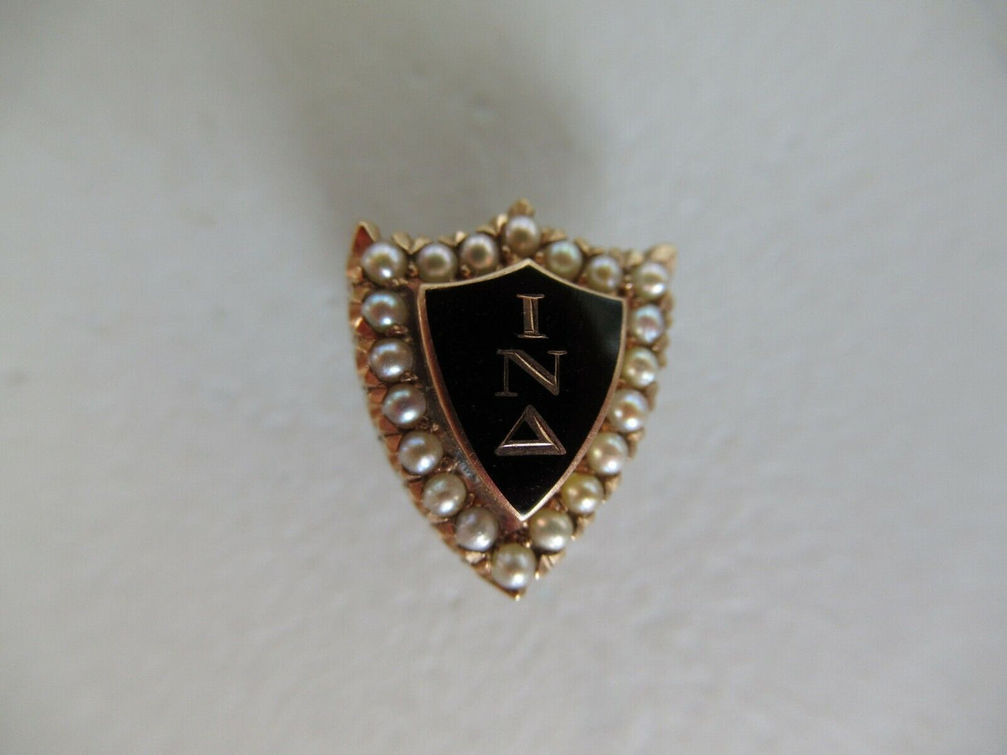 USA FRATERNITY PIN IOTA NU DELTA. MADE IN GOLD. 1954. NAMED, MARKED. 9
