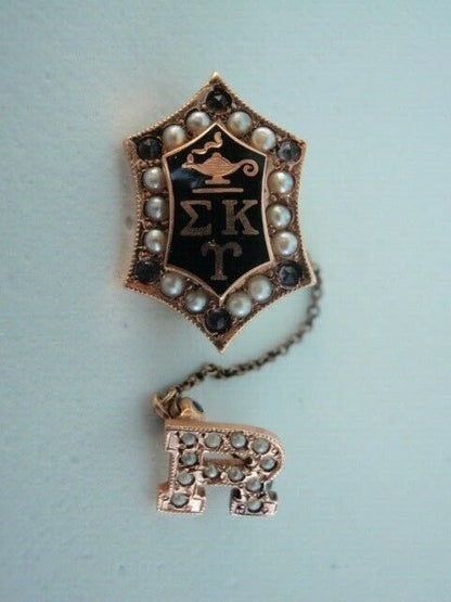 USA FRATERNITY PIN SIGMA KAPPA UPSILON . MADE IN GOLD. EMERALDS. 1930