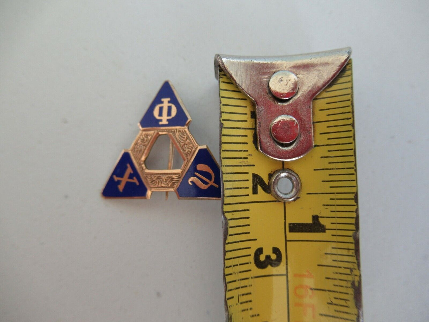 USA FRATERNITY PIN PHI CHI PSI. MADE IN GOLD. NAMED. 1338