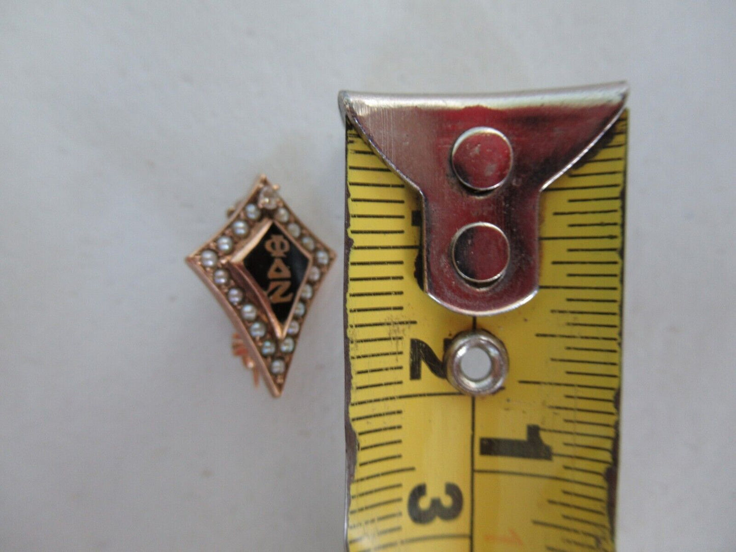 USA FRATERNITY PIN PHI DELTA ZETA. MADE IN GOLD 10K. DIAMOND! NAMED. 1