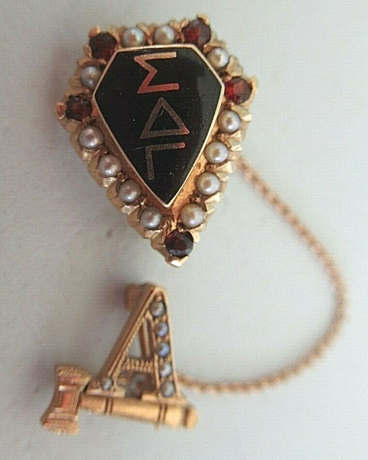 USA FRATERNITY PIN SIGMA DELTA GAMMA. MADE IN GOLD. RUBIES. NAMED.1397