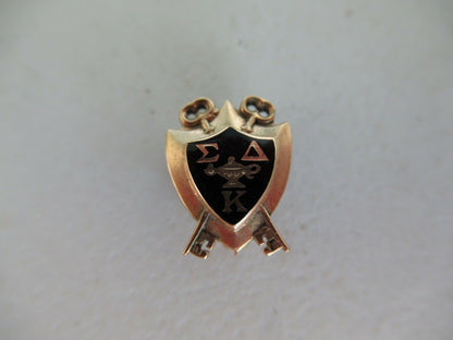 USA FRATERNITY PIN SIGMA KAPPA DELTA. MADE IN GOLD. MARKED. 953
