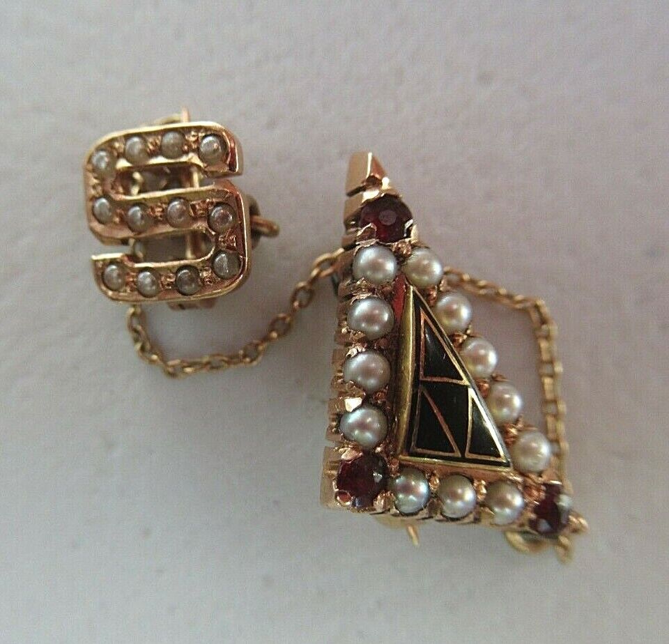USA FRATERNITY PIN ALPHA DELTA DELTA. MADE IN GOLD. RUBIES. DATED. 149