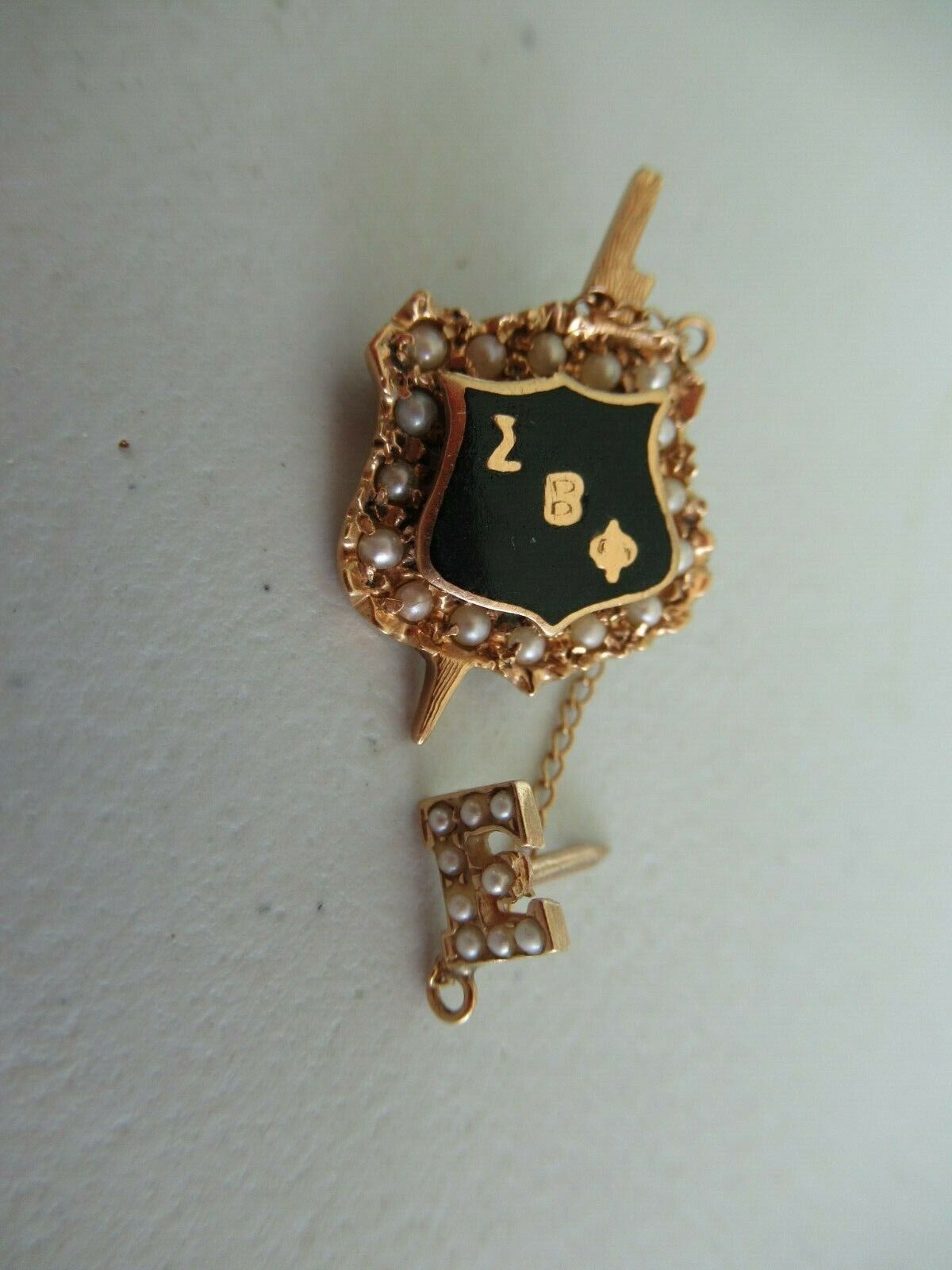 USA FRATERNITY PIN SIGMA BETA PHI. MADE IN GOLD. 951