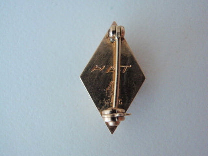USA FRATERNITY PIN CHI EPSILON CHI. MADE IN GOLD 14K. PEARLS. NAMED. 3