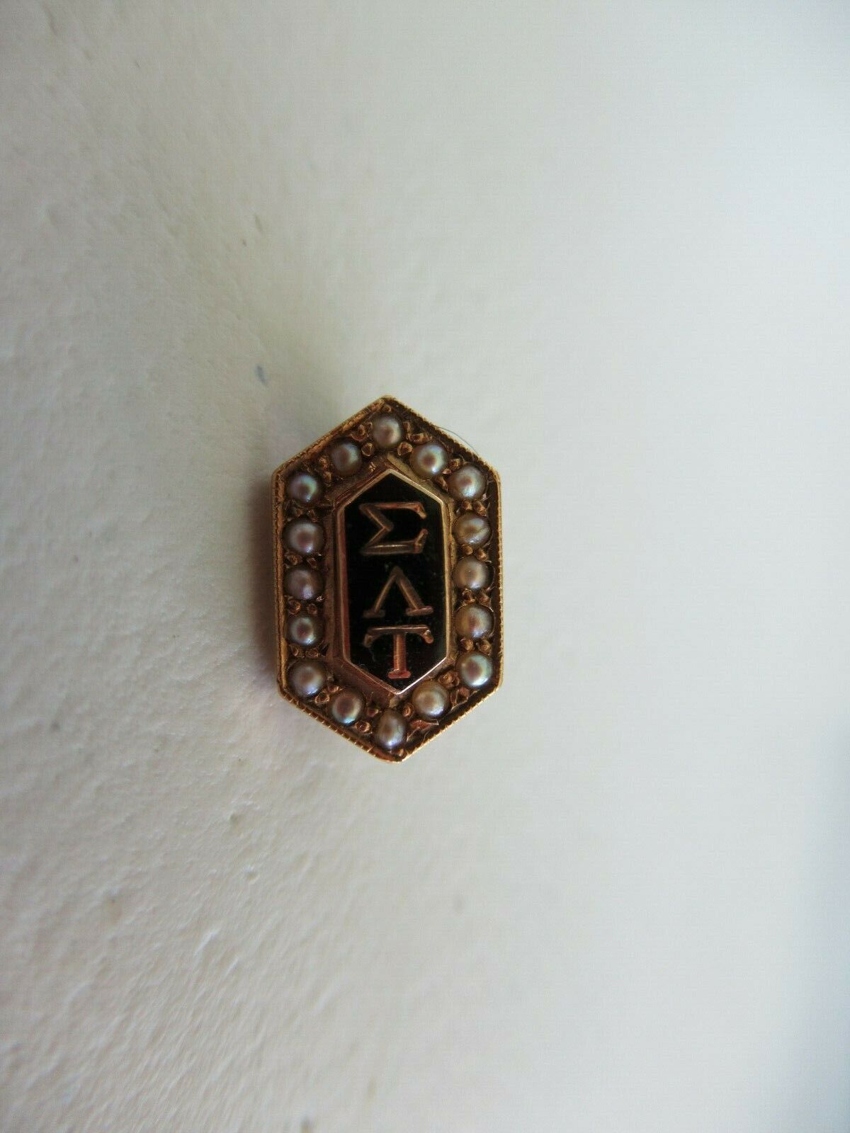 USA FRATERNITY PIN SIGMA LAMBDA TAU. MADE IN GOLD. NAMED. NUMBERED. 71