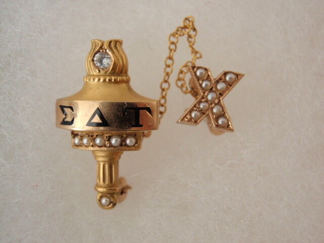USA FRATERNITY PIN SIGMA TAU DELTA. MADE IN GOLD. 4.07GR! NAMED. 1952.