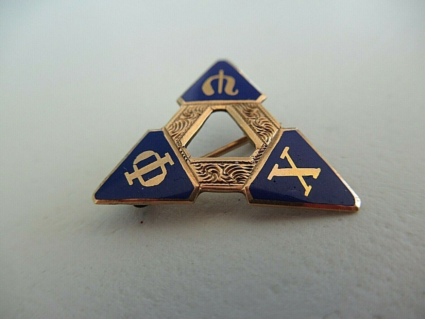 USA FRATERNITY PIN PHI CHI PSI. MADE IN GOLD. NAMED. 1338