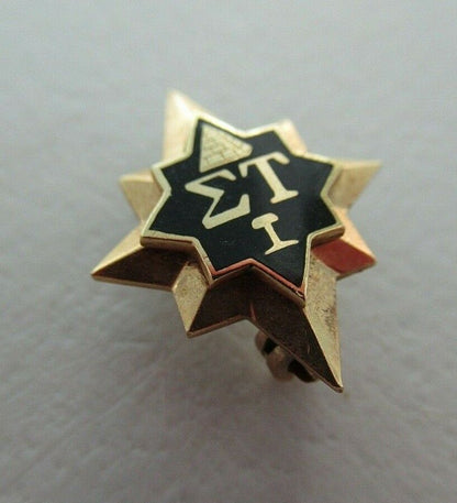 USA FRATERNITY PIN SIGMA TAU IONA. MADE IN GOLD. NAMED. 1578