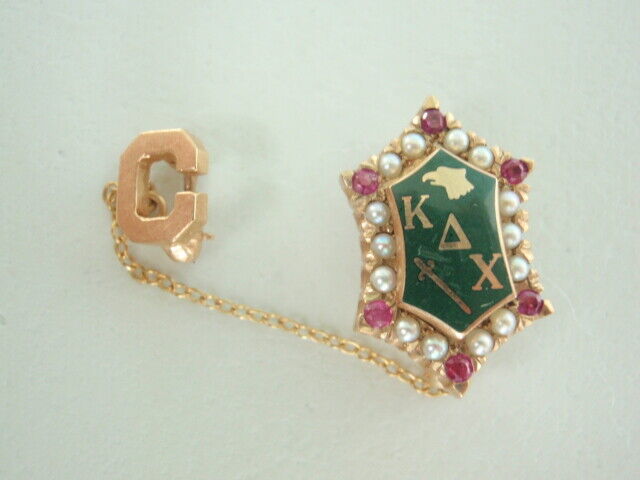 USA FRATERNITY PIN KAPPA DELTA XI. MADE IN GOLD. DATED 1970. NAMED. MA