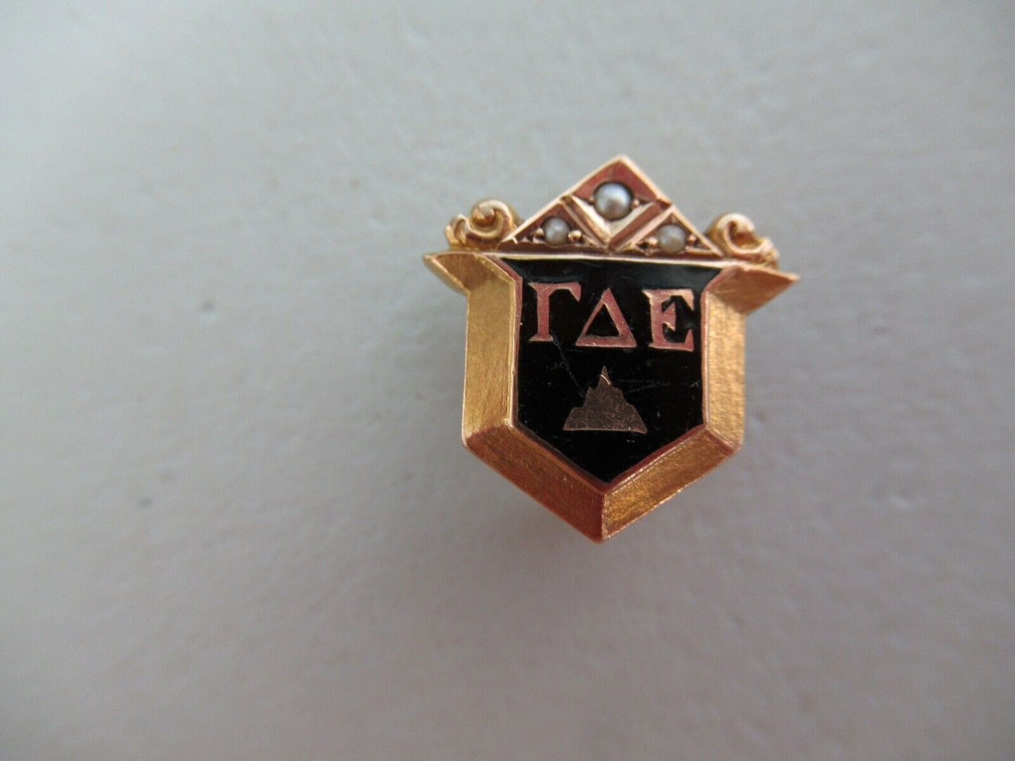 USA FRATERNITY PIN GAMMA DELTA EPSILON. MADE IN GOLD. NAMED. 1926. MAR