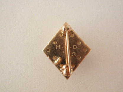 USA FRATERNITY PIN ALPHA OMEGA. MADE IN GOLD 4.33G DIAMOND & SAPPHIRE.