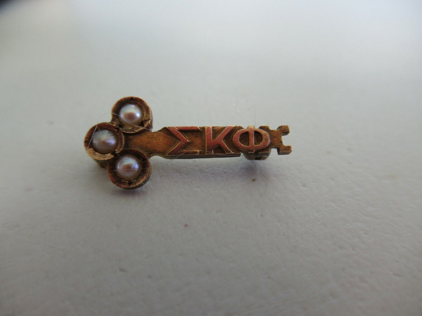 USA FRATERNITY PIN SIGMA KAPPA PHI. MADE IN GOLD. NAMED. MARKED. 707