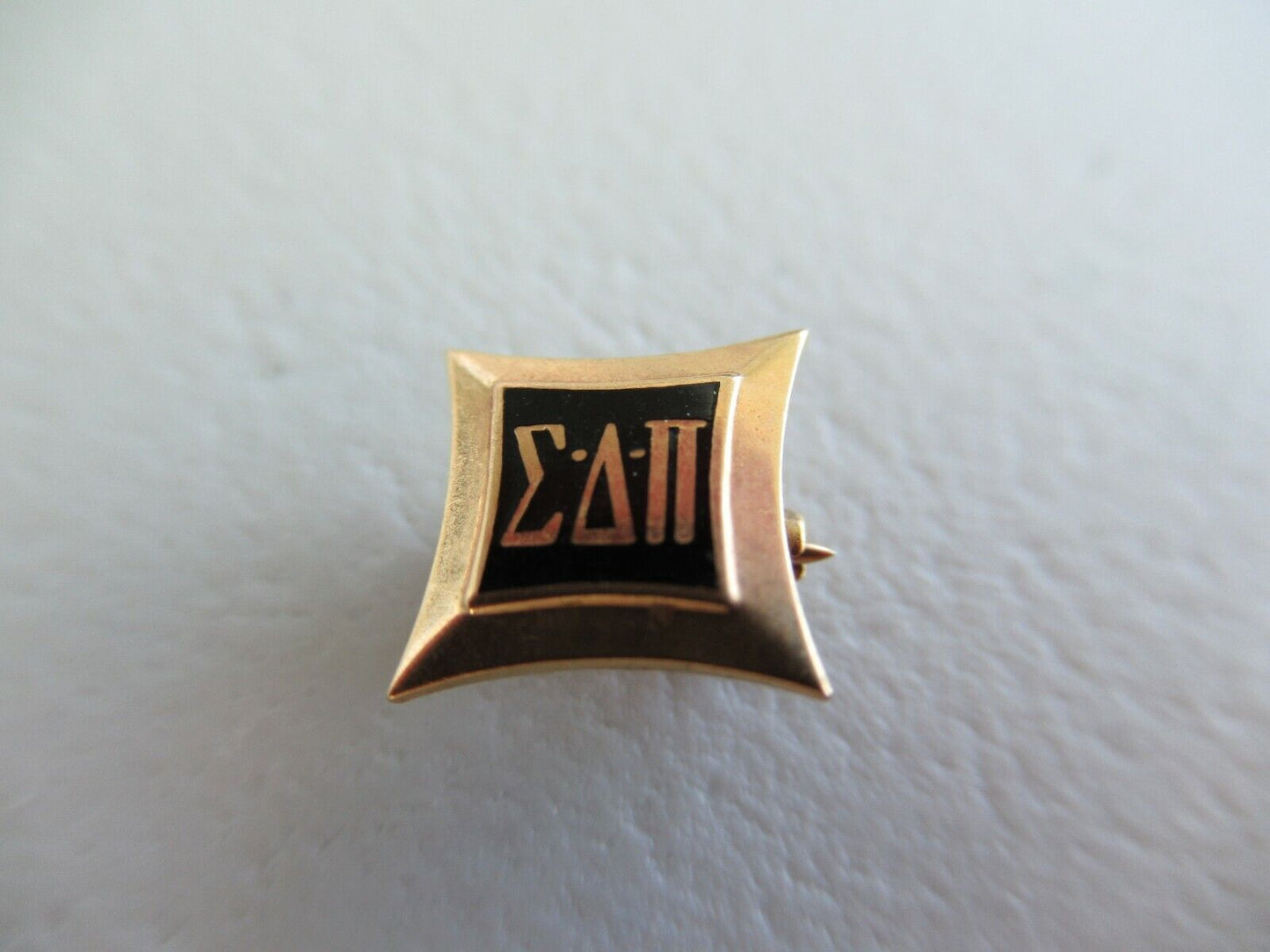 美国兄弟会 PIN SIGMA DELTA PI。 14K 金制成。已标记。 708