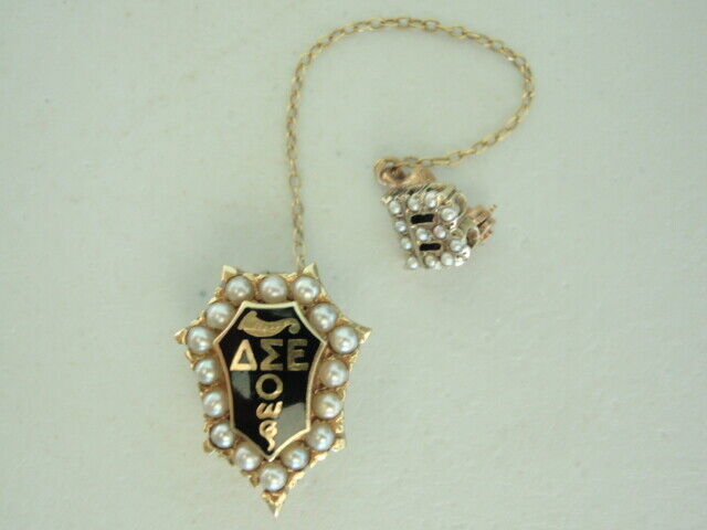 USA FRATERNITY PIN DELTA SIGMA EPSILON. MADE IN GOLD. 1953. NAMED. #42