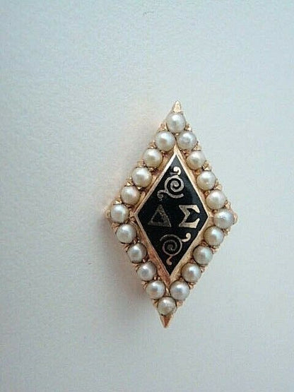 USA FRATERNITY PIN DELTA SIGMA. MADE IN GOLD. 3.28GR.  PEARLS. MARKED.