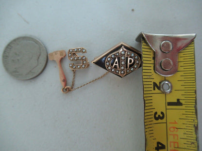 USA FRATERNITY PIN ALPHA PHI RHO. MADE IN GOLD. NAMED. 1111