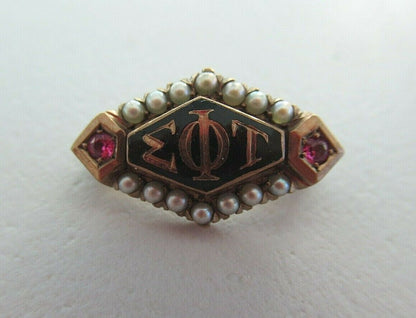 USA FRATERNITY PIN SIGMA PHI TAU. MADE IN GOLD. NAMED. 1571