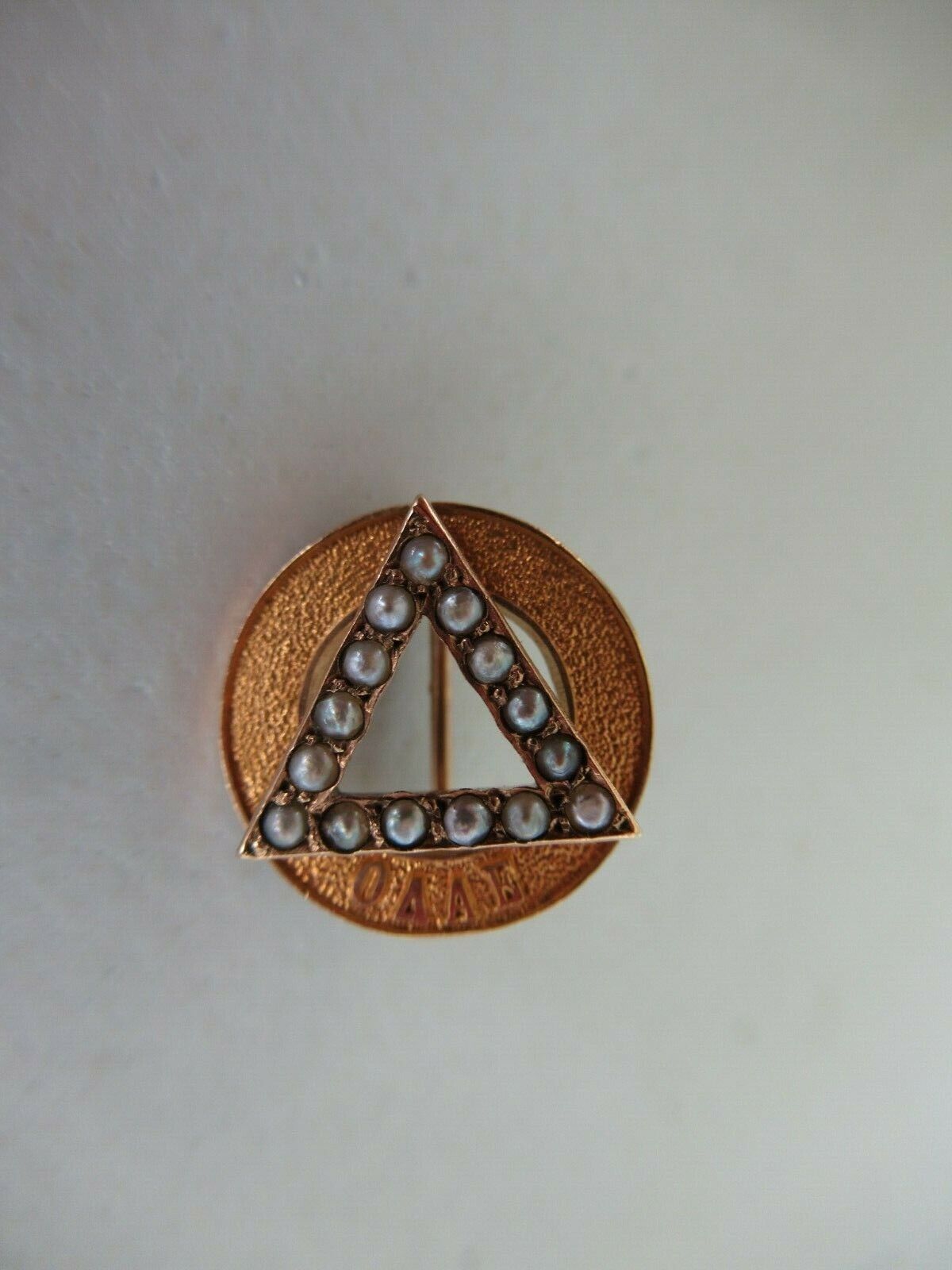 USA FRATERNITY PIN DELTA OMICRON. MADE IN GOLD. NAMED. MARKED. 901
