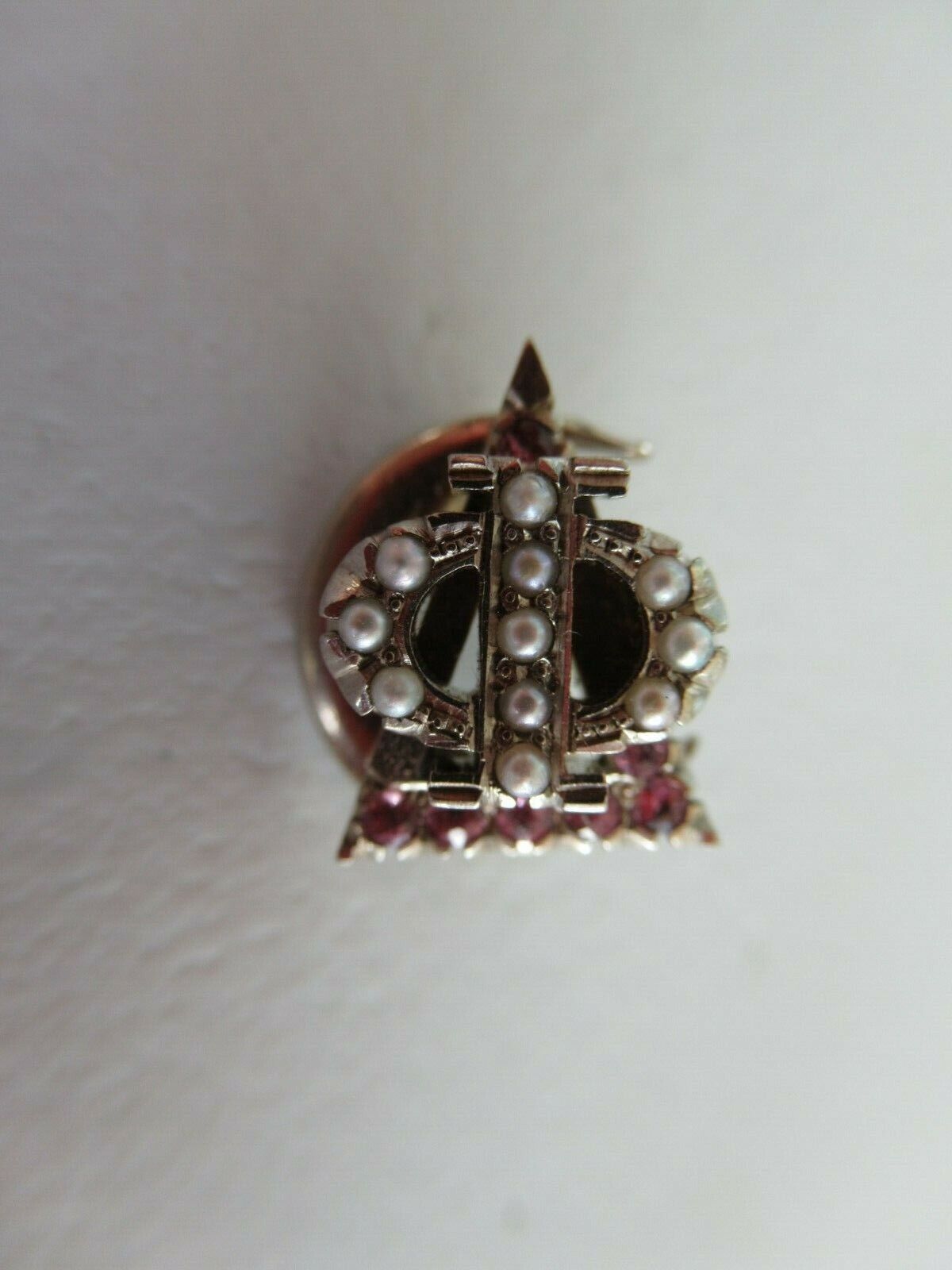 USA FRATERNITY PIN PHI DELTA. MADE IN GOLD. MARKED. 916