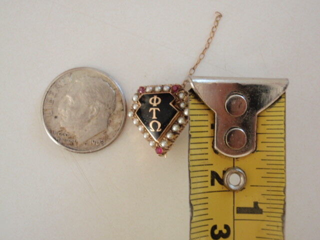 USA FRATERNITY PIN PHI TAU OMEGA. MADE IN GOLD 10K. RUBIES. NAMED. 300