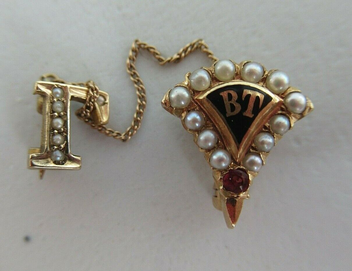 USA FRATERNITY PIN BETA TAU. MADE IN GOLD 14K. NAMED. MARKED. 1704