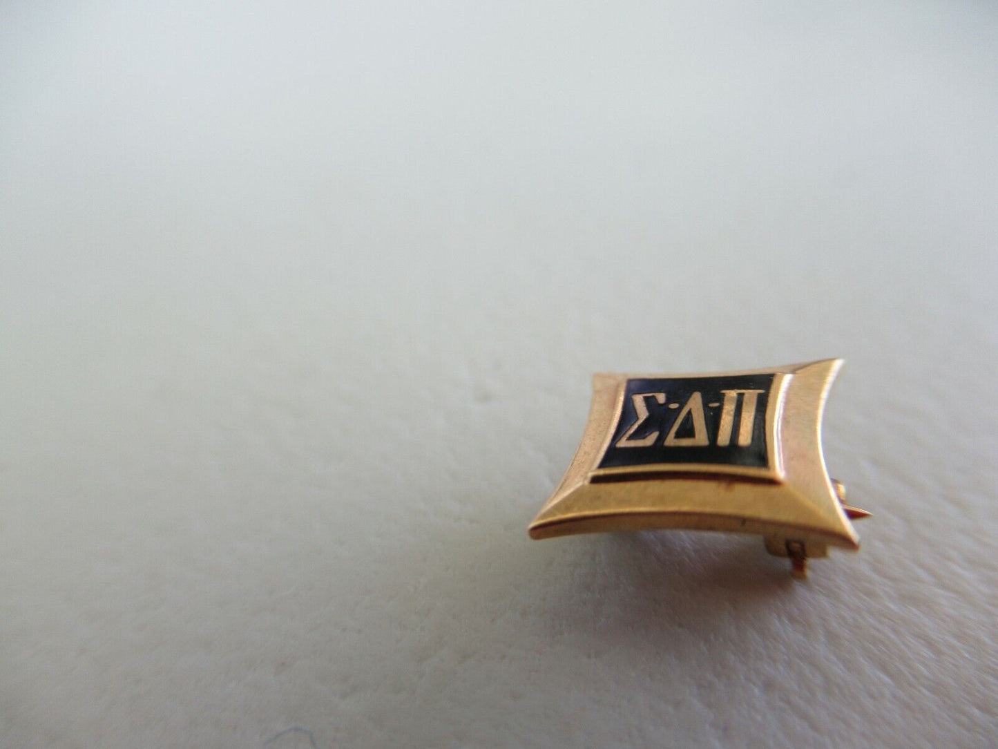 美国兄弟会 PIN SIGMA DELTA PI。 14K 金制成。已标记。 708