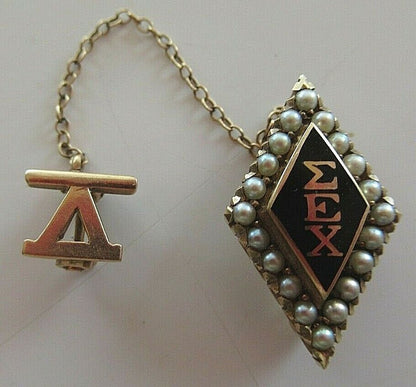 USA FRATERNITY PIN SIGMA EPSILON CHI. MADE IN GOLD 10K. NAMED. MARKED.